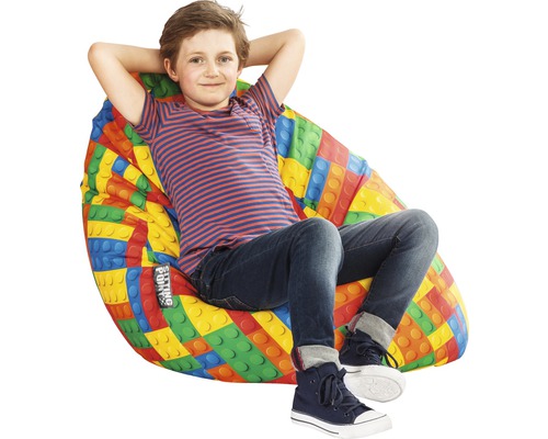 Jongen zit in een zitzak met bouwsteendesign.