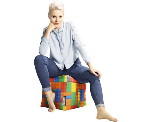 Vrouw zit op zitzak met bouwsteenontwerp