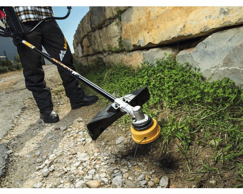 Persoon gebruikt een grastrimmer om gras te maaien