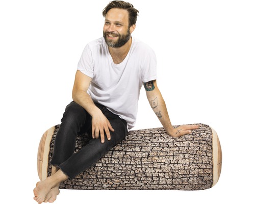 Man zit op zitzak in de vorm van een boomstam