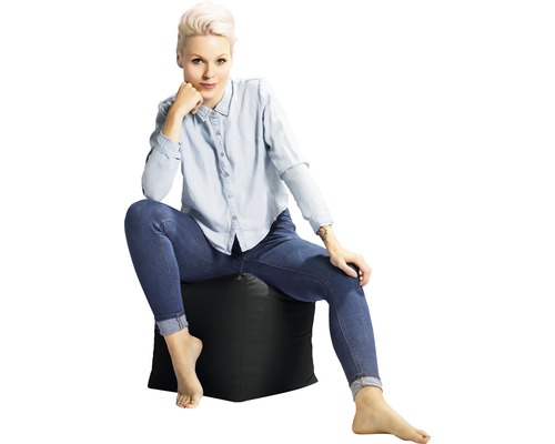 Vrouw zit op een zwarte zitzak