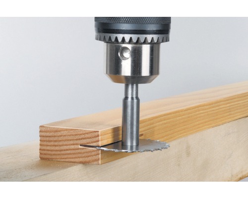 Groeffreesopzetstuk op boormachine bij het frezen van een houten plaat