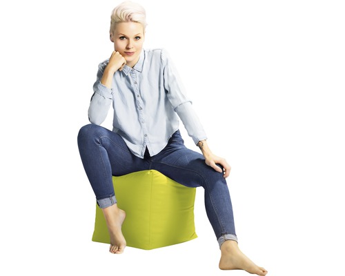 Vrouw zit op een zitzak