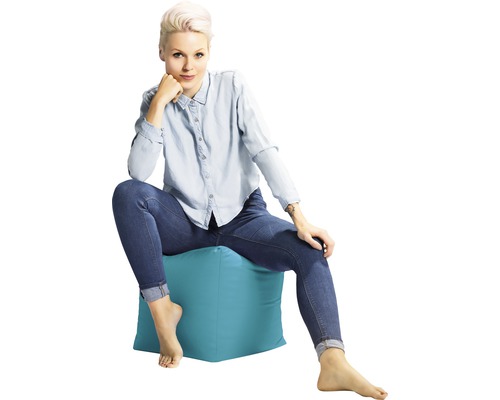 Vrouw zit op een zitzak