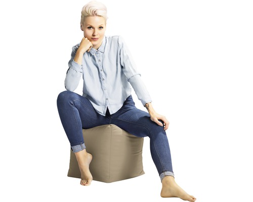 Vrouw zit op een zitkubus