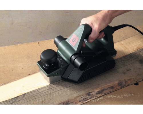 Elektrische schaafmachine bewerkt een houten plank