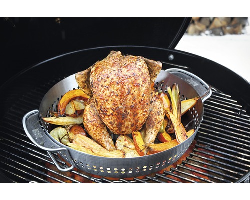 Gegrilde kip met groenten in een inzetstuk op een barbecue