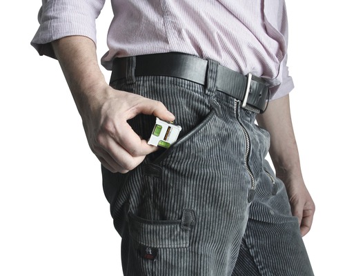 Man steekt kleine laser afstandsmeter in zijn zak