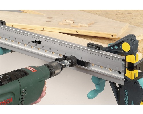 Wolfcraft deuvelrail met boormachine en werkstuk