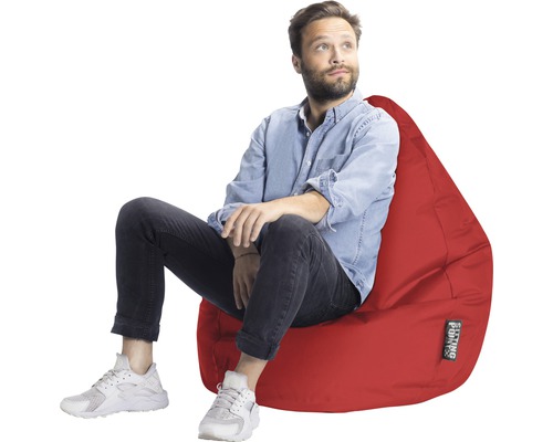 Man zit op een rode zitzak