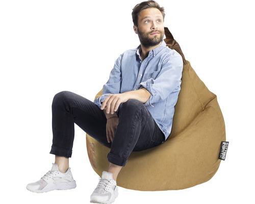Man zit op een zitzak
