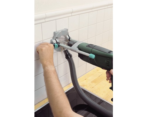 Tegelboorgeleider met boormachine in gebruik voor het boren van gaten in tegels