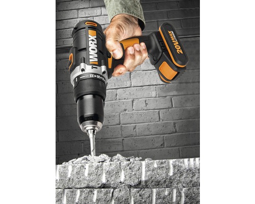 Accuboormachine van Worx tijdens het boren in steen