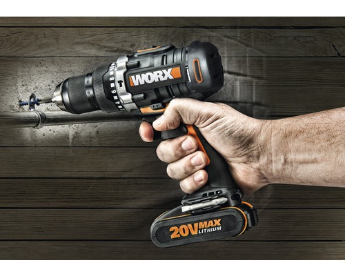 Accuboormachine die een schroef in een muur draait.