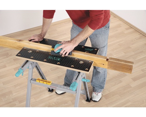 Man schuurt hout op een Wolfcraft werkbank