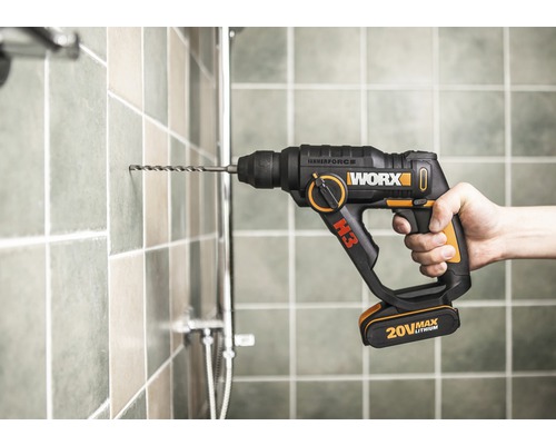 Accuboormachine die in tegels boort