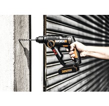 Worx accuboormachine boort in een muur