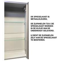 Geopende spiegelkast met glazen leggers
