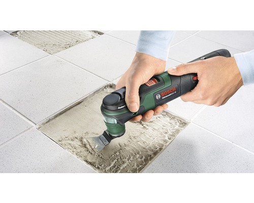 Bosch multifunctioneel gereedschap in gebruik bij het verwijderen van tegelvoegen