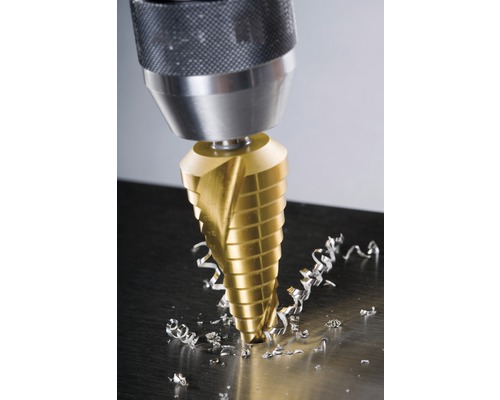 Stappenboor bij het boren van een gat in metaal