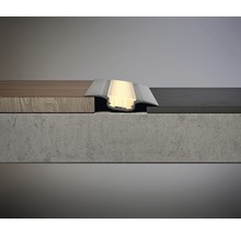 Vlakke overgang van twee vloerbedekkingen met ledverlichting