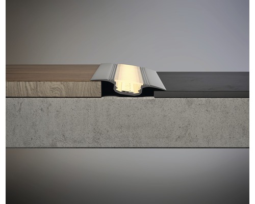 Vlakke overgang van twee vloerbedekkingen met ledverlichting