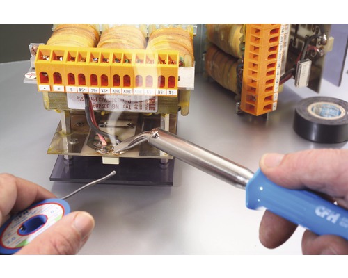 Elektrische componenten solderen met soldeerbout en soldeerdraad