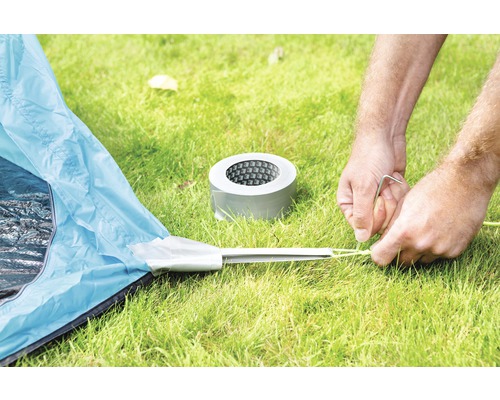 Het opzetten van een tent met haringen en ducttape op een gazon.