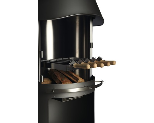 Houtskoolgrill met spiesen en brandhout