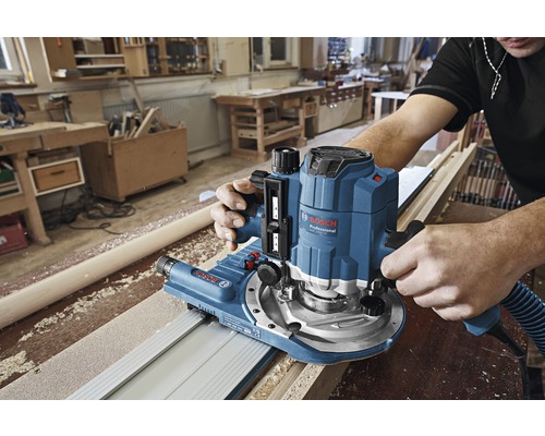 Bosch bovenfrees in gebruik op een werkstuk