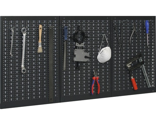 Gereedschapswand met steeksleutels, vijl, kwast, tang, mondkap en lijmklem