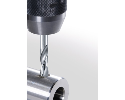 Metalen boor boort in een metalen buis