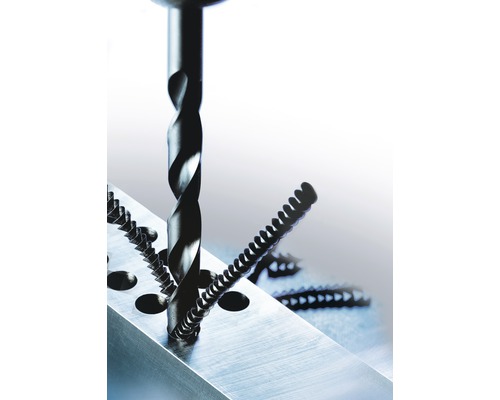 Spiraalboor boort in metalen stuk met schroeven