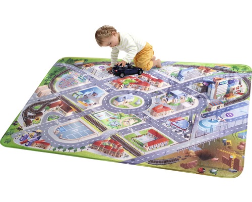 Kind speelt op een speelkleed met stadsopdruk