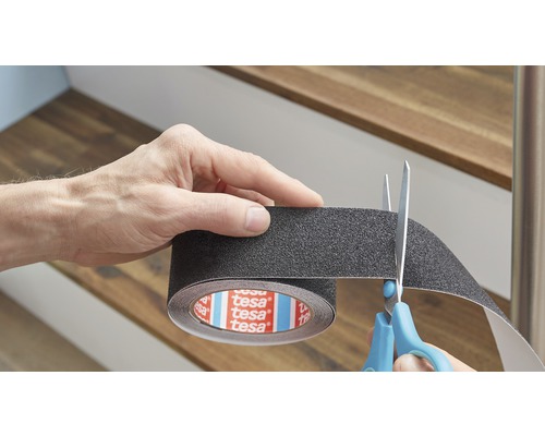 Antislip tape van Tesa wordt met een schaar geknipt