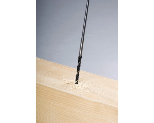 Houtboor boort gat in hout