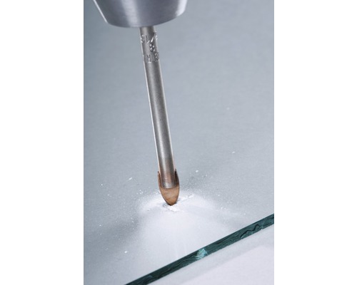 Glasboor boort een gat in glas