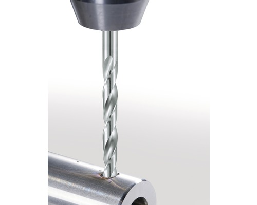 Metaalboor bij het boren in een metalen buis