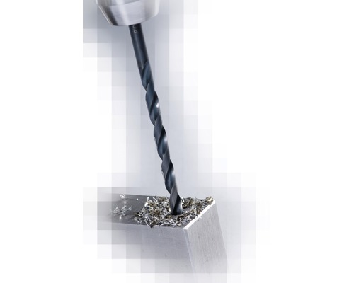 Metaalboor boort in een werkstuk