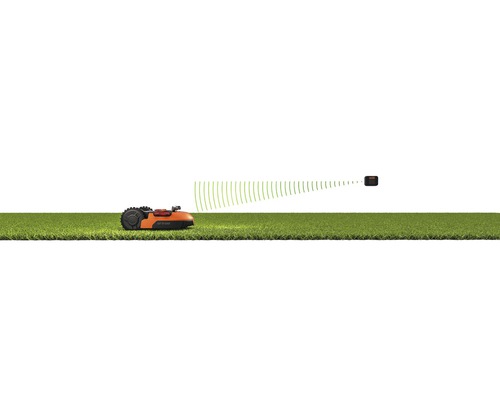 Robotmaaier met sensor op een grasveld