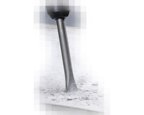 Beitel in gebruik voor het bewerken van steen