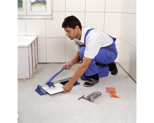Tegelsnijder in gebruik in een badkamer.