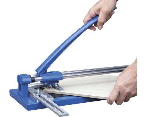 Tegelsnijder in gebruik met tegel