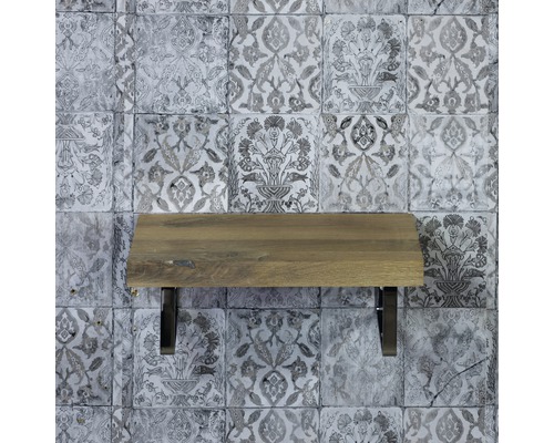 Houten plank met metalen beugels voor een muur met patroon