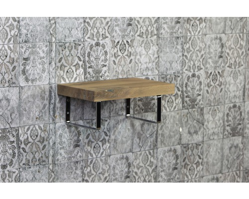 Houten plank met metalen beugel aan een muur met patroon