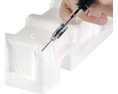 Hete draadsnijder bij het snijden van piepschuim