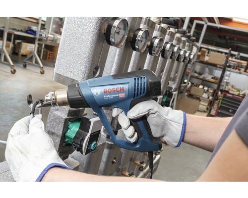 Ambachtsman gebruikt Bosch heteluchtpistool voor installatiewerkzaamheden