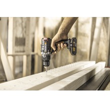 Accuboormachine die een schroef in een houten plank draait