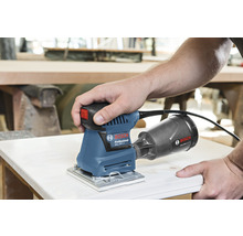 Bosch logo. Vlakschuurmachine schuurt hout