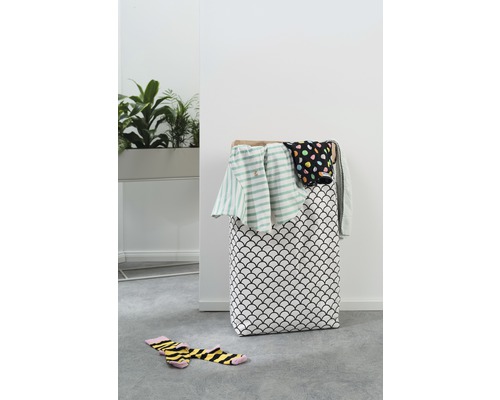 Wasmand met wasgoed en sokken